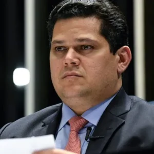 Empresários pressionam Alcolumbre para adiar fim da escala 6x1 em busca de mais prazo para adaptação