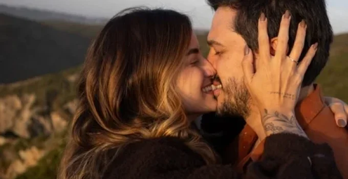 Mari Palma anuncia noivado com humorista em viagem romântica por Portugal