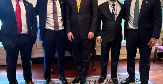 Flávio Bolsonaro se reúne com secretários de Estado dos EUA em Washington e discute cooperação e segurança