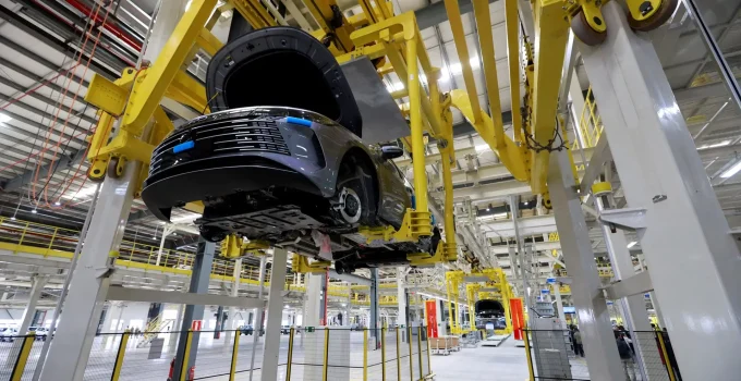 Produção Industrial Brasileira Perde Ritmo em Outubro com Resultados Mistos; Setores de Bens de Capital e Duráveis Mostram Recuperação Tímida