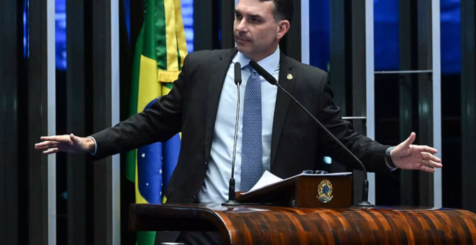 Deputado cobra Itamaraty sobre suposta recusa de apoio a Flávio Bolsonaro nos EUA