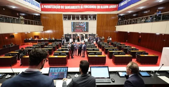 Privatização da Copasa: Assembleia de Minas aprova em 1º turno projeto de Zema após debates acalorados e protestos