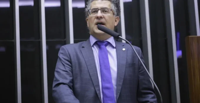 Deputado do PT pede à PF investigação sobre elos entre CV e aliados de Flávio Bolsonaro