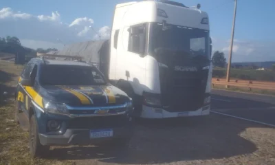 Caminhoneiro com mandado de prisão em aberto por roubo de módulos é preso pela PRF na BR-381, em Itatiaiuçu