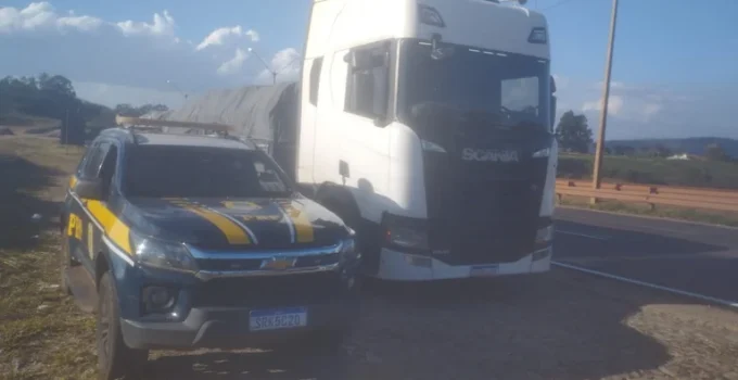 Caminhoneiro com mandado de prisão em aberto por roubo de módulos é preso pela PRF na BR-381, em Itatiaiuçu