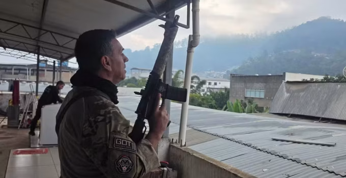 Operação contra pistolagem e homicídios prende policiais no ES e atinge cidades mineiras