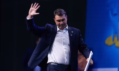 Flávio Bolsonaro retoma agendas externas com cautela para evitar conflitos em palanques estaduais