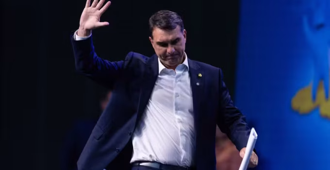 Flávio Bolsonaro retoma agendas externas com cautela para evitar conflitos em palanques estaduais