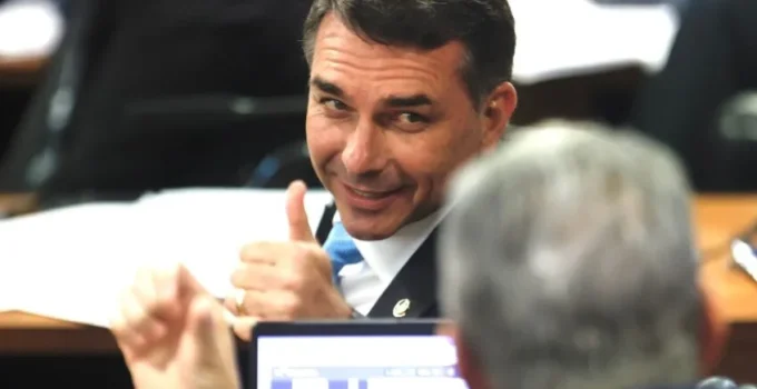 Flávio Bolsonaro defende linha dura contra facções em BH e promete 'tirar o medo das ruas' mineiras