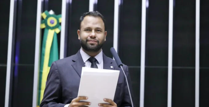 Psol aciona STF contra Flávio Bolsonaro por suposta articulação com EUA para pressionar Brasil