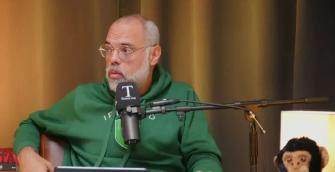 Jornalista Allan dos Santos critica Michelle Bolsonaro e alega que ela "está cagando" para o ex-presidente