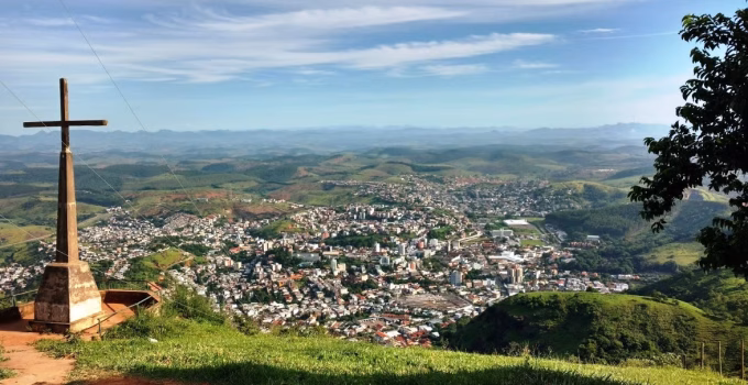 Leopoldina, MG: Prefeitura abre seletivo com 6 vagas para operar máquinas pesadas e dirigir caminhão-tanque