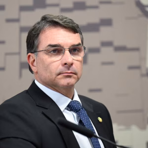 Flávio Bolsonaro anuncia representação contra Lula no STF por fala sobre "enforcamento"