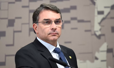 Flávio Bolsonaro anuncia representação contra Lula no STF por fala sobre "enforcamento"