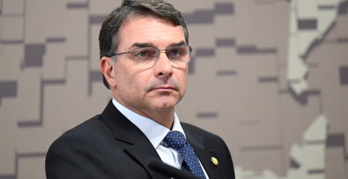 Flávio Bolsonaro anuncia representação contra Lula no STF por fala sobre "enforcamento"