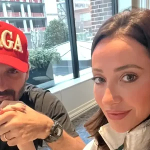 Esposa de Eduardo Bolsonaro detalha motivos da família para permanecer nos EUA