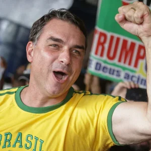Justiça nega pedido de Flávio Bolsonaro para remover vídeo sobre "rachadinha"