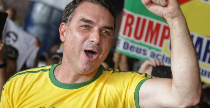 Justiça nega pedido de Flávio Bolsonaro para remover vídeo sobre "rachadinha"