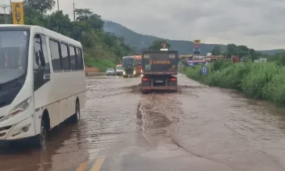 BR-381: Alagamento na Saída de BH Causa Congestionamento de 10 km e Interdição; Ônibus Quebrado Agrava Situação