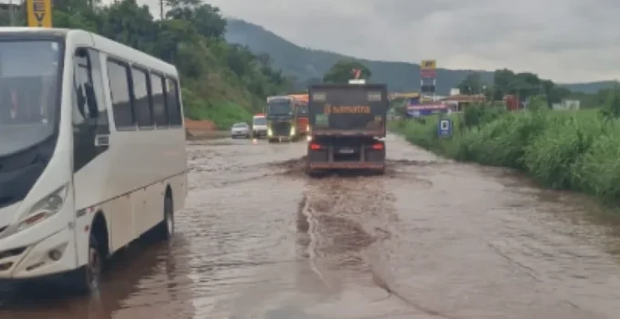BR-381: Alagamento na Saída de BH Causa Congestionamento de 10 km e Interdição; Ônibus Quebrado Agrava Situação