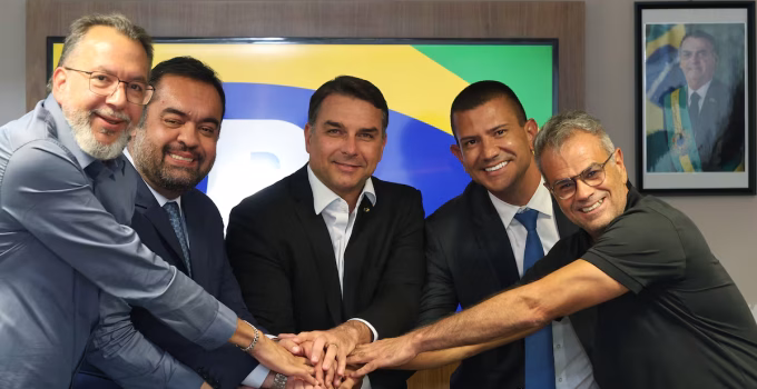 Queda de Flávio Bolsonaro no Sudeste acende alerta em MG e RJ; aliados temem palanques rachados