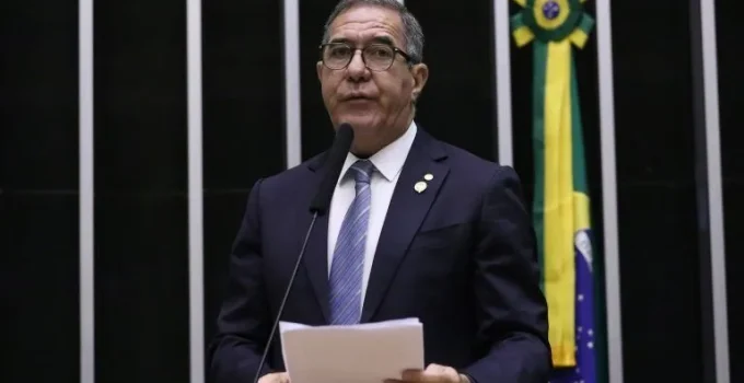 Relator mantém escala 6x1 e jornada de 40 horas semanais em PEC, ignorando críticas do governo federal