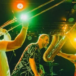Móveis Coloniais de Acaju: Banda de Brasília Retorna a BH com Turnê "Felicidade Reinará" no Autêntica