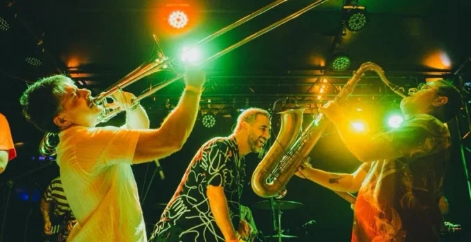Móveis Coloniais de Acaju: Banda de Brasília Retorna a BH com Turnê "Felicidade Reinará" no Autêntica