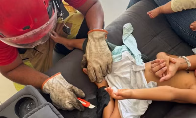 Criança de 3 anos fica presa em sofá após espalhar supercola e bombeiros de Betim são acionados