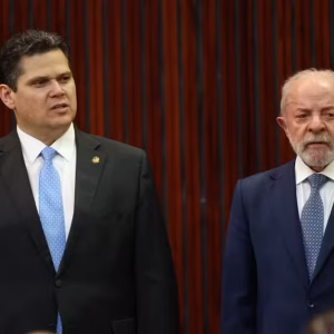 Alcolumbre adia decisão sobre PEC do fim da 6x1 e busca diálogo com Lula