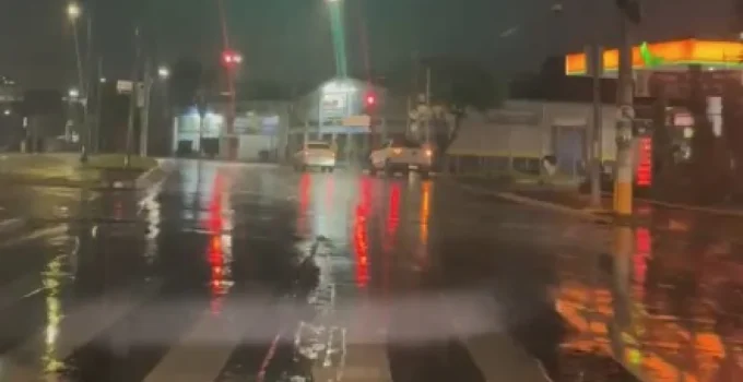 Chuvas Fortes em BH: Avenida Vilarinho é Fechada por Risco de Transbordamento do Córrego