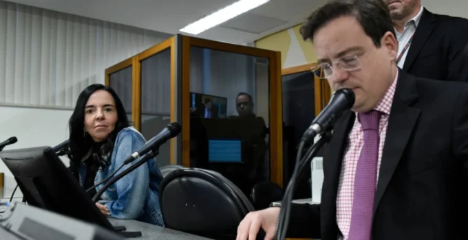 Disputa por Vaga no TCE-MG: Ione Pinheiro e Thiago Cota Lideram Corrida em Minas Gerais