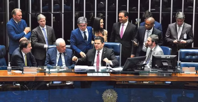 Governo pego de surpresa por 'bombas' fiscais no Congresso e estuda ação no STF