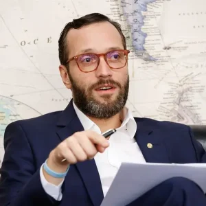 Deputado bolsonarista usou cargo para beneficiar banco em crise e pressionar BC