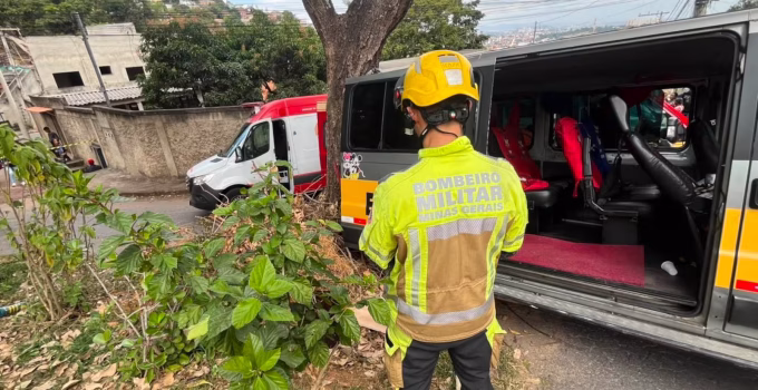 Van escolar bate em árvore em Venda Nova e deixa 14 feridos em Belo Horizonte