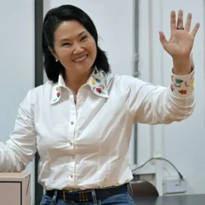 Keiko Fujimori viaja ao exterior em meio à apertada apuração eleitoral no Peru