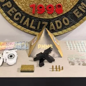 Perseguição em Contagem: Traficantes presos com arma, drogas e carro clonado em operação da PM na Grande BH