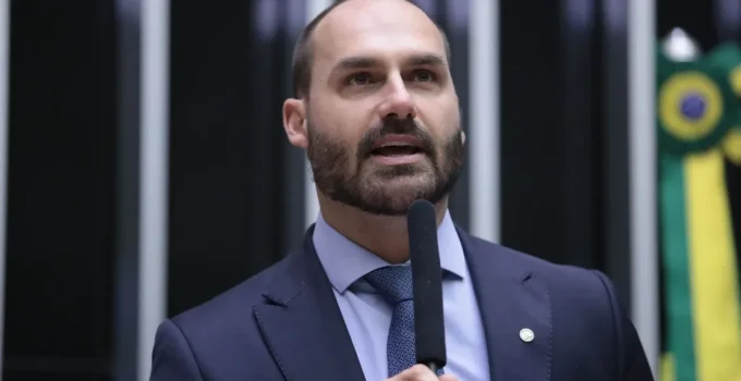 Eduardo Bolsonaro reage com otimismo a diálogo entre Trump e Lula sobre tarifas e sanções