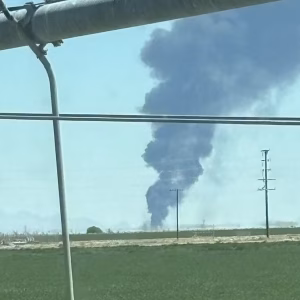 Bombardeiro B-52 da Força Aérea dos EUA cai após decolagem na Califórnia; tripulação ilesa