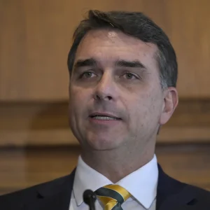 STF: Tentativa de investigar Flávio Bolsonaro envolve plano para afastar Mendonça do caso