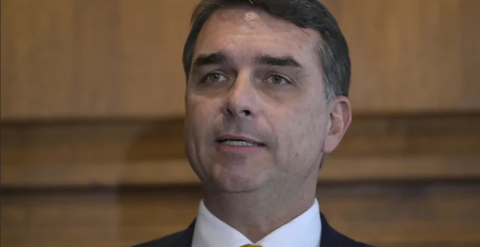STF: Tentativa de investigar Flávio Bolsonaro envolve plano para afastar Mendonça do caso