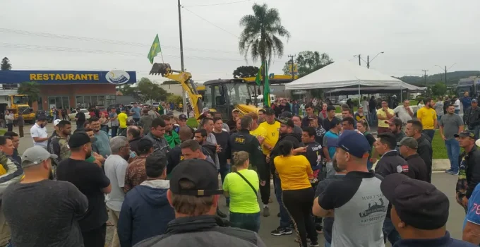Câmara aprova anistia a multas de caminhoneiros por bloqueios pós-eleição e reforça piso do frete