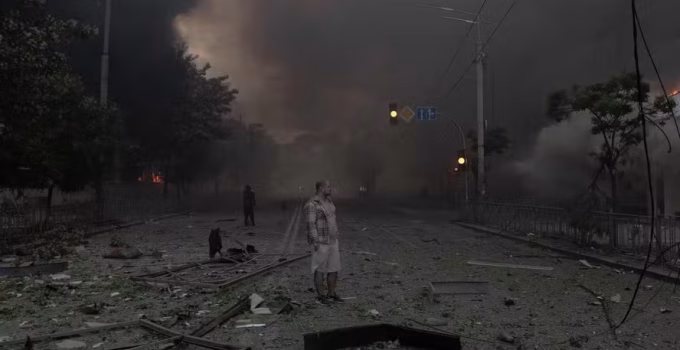 Kiev e Moscou em Alerta: Ataques Cruzados de Mísseis e Drones Intensificam Conflito na Ucrânia