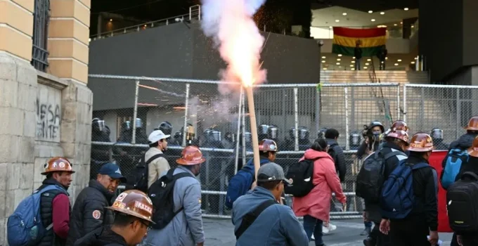 Bolívia decreta estado de exceção para encerrar bloqueios de estradas e normalizar abastecimento