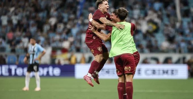 Soteldo desencanta com dois gols, Fluminense vence Grêmio fora de casa e entra no G5 do Brasileirão