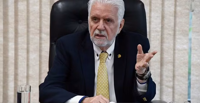 Camilo Santana e Teresa Leitão despontam como cotados para liderar governo no Senado após saída de Jaques Wagner