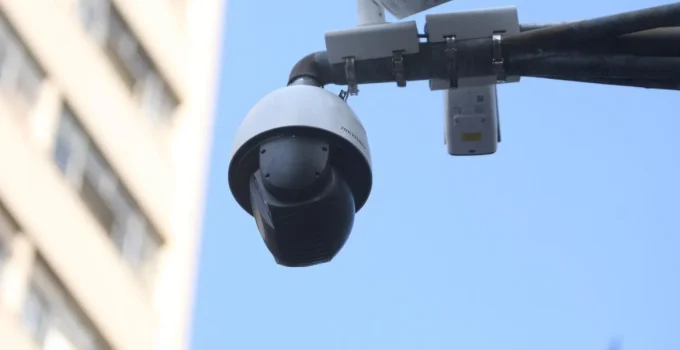 Câmeras Inteligentes em BH Identificarão Carros Roubados de Todo o Brasil em Tempo Real