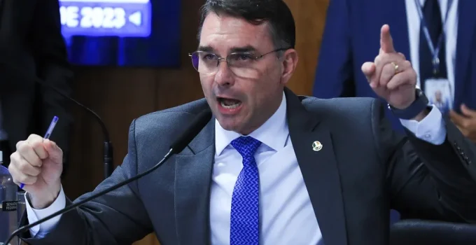 PF conclui que Flávio Bolsonaro caluniou Lula em post que atribui crimes ao presidente