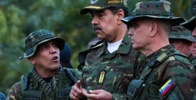 Estratégia de "Máxima Pressão" de Trump na Venezuela Fortaleceu Militares, Dizem Analistas Locais