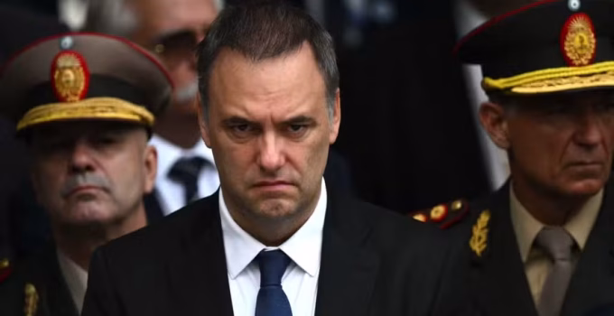 Chefe de Gabinete de Milei Renuncia em Meio a Investigação por Enriquecimento Ilícito